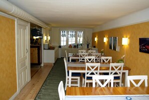 Geladeira, cafeteira/chaleira, chaleira elétrica