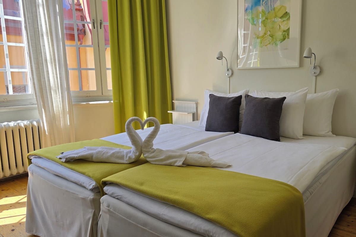 Double Room | Desk, soundproofing, WiFi (free), bed sheets
