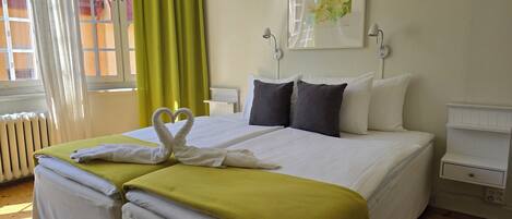 Double Room | Desk, soundproofing, WiFi (free), bed sheets