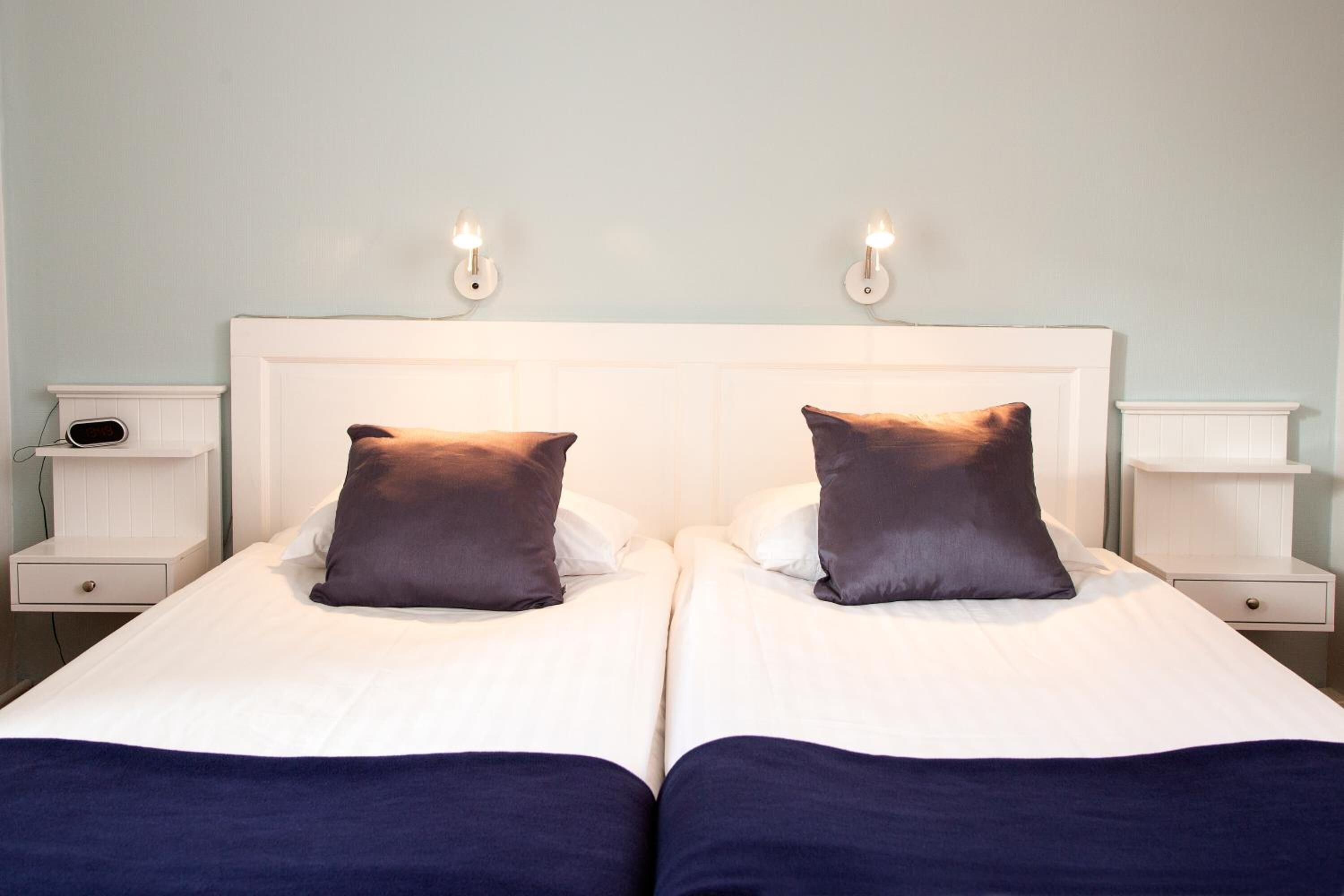 family room | desk, soundproofing, cots/infant beds, rollaway beds