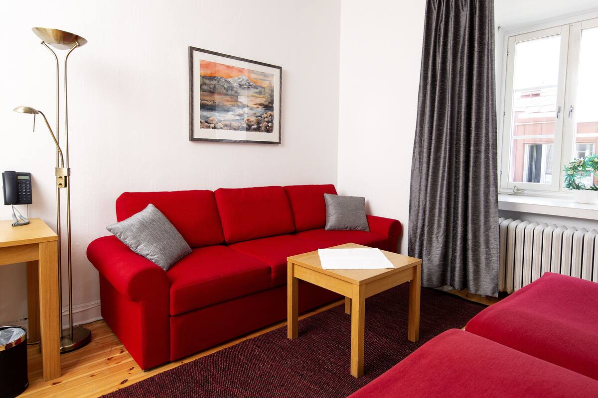 double room | desk, soundproofing, cots/infant beds, rollaway beds