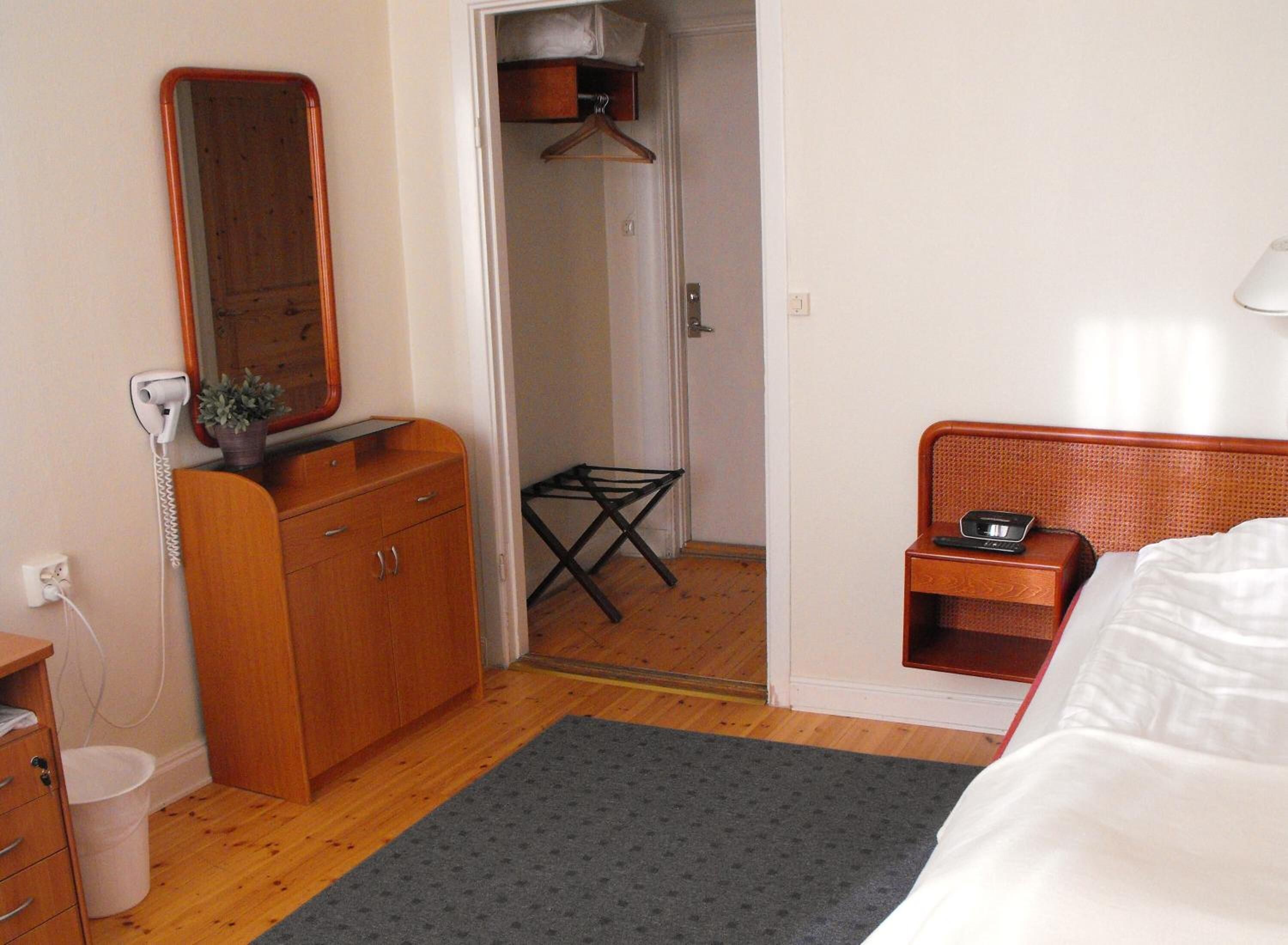 desk, soundproofing, cots/infant beds, rollaway beds