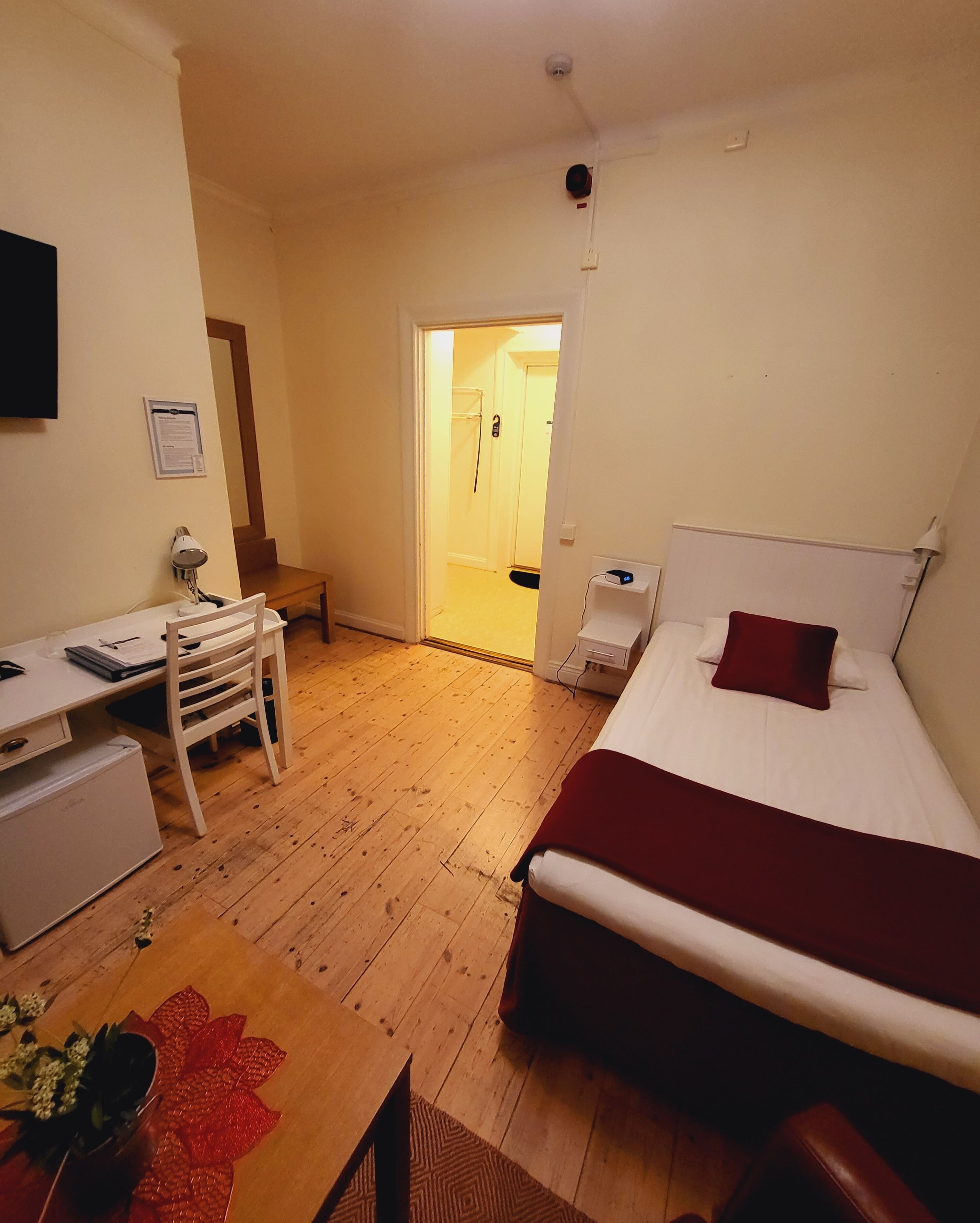 Escritorio, sistema de insonorización y cunas 