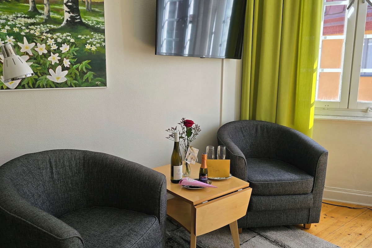 Family Room | Desk, soundproofing, WiFi (free), bed sheets