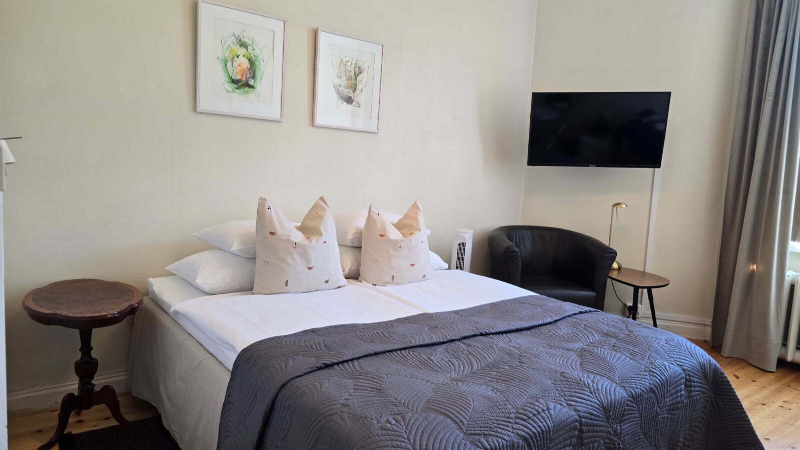 Double Room Queen | Desk, soundproofing, WiFi (free), bed sheets