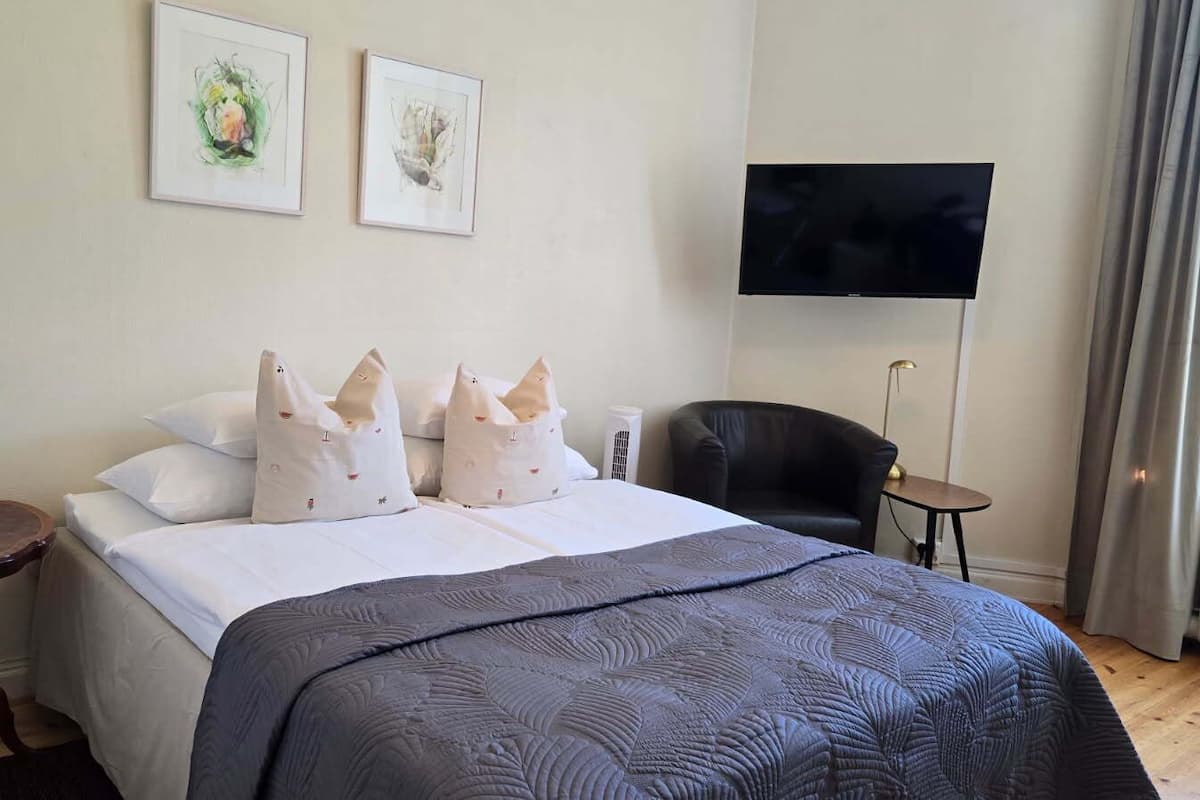 Double Room Queen | Desk, soundproofing, WiFi (free), bed sheets