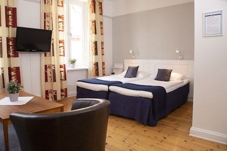 Double Room | Desk, soundproofing, cribs/infant beds, rollaway beds