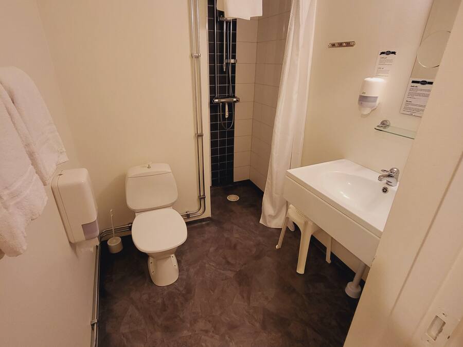 Un baño con inodoro, ducha y lavamanos.