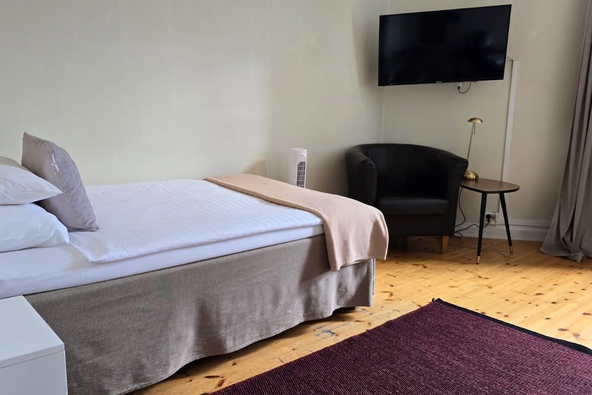 Single Room | Desk, soundproofing, WiFi (free), bed sheets