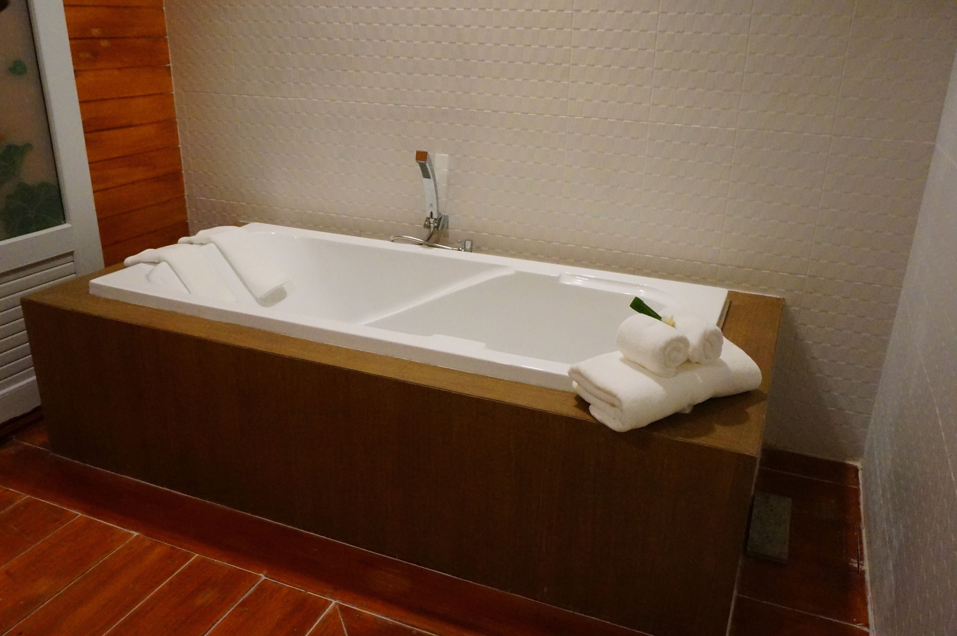 deluxe room | deep-soaking bathtub