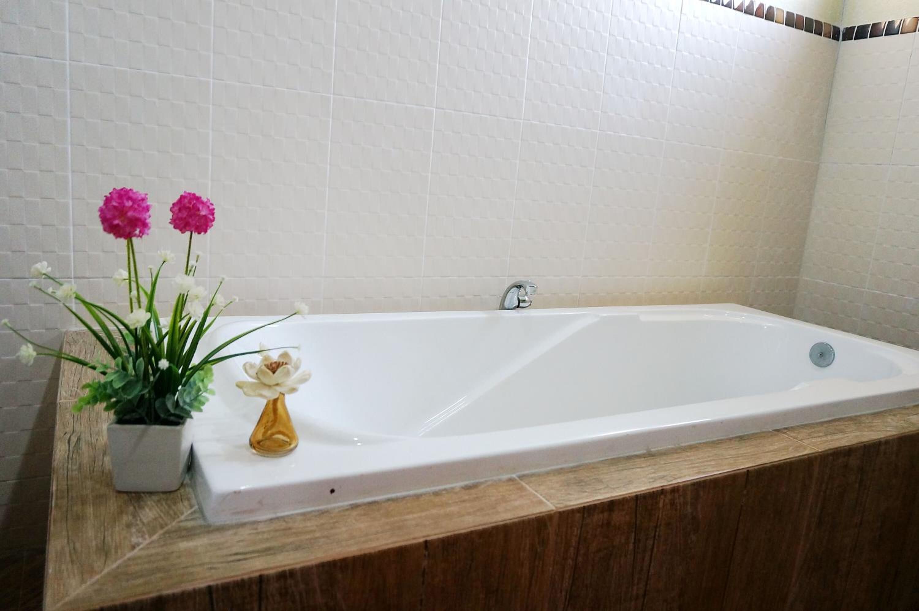 shower, free toiletries, hair dryer, bidet