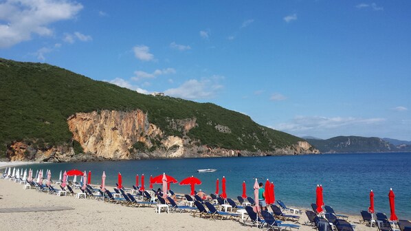 Nær stranden, solsenger, parasoller og massasje på stranden