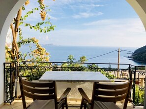 Safe på rommet, blendingsgardiner og strykejern/-brett