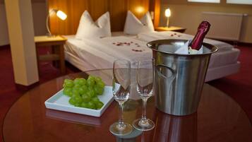 Familienzimmer | Minibar, Zimmersafe, Schreibtisch, Babybetten