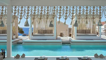 Swim-up bar