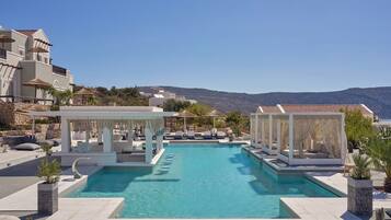 AuĂenpool (je nach Saison geöffnet), Cabañas (kostenlos), Sonnenschirme