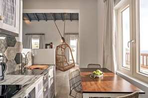 Corner Suite with Panoramic Sea View | 私人厨房 | 大冰箱、烤箱、炉灶、意式浓缩咖啡机