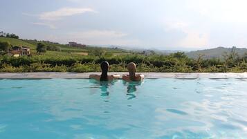 Piscine extérieure, piscine à débordement, parasols de plage
