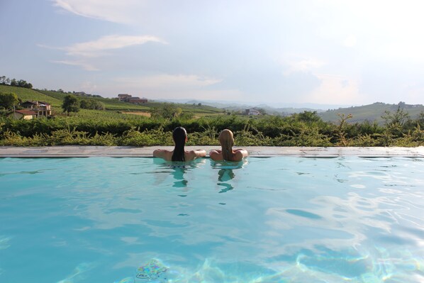 Piscine extérieure, piscine à débordement, parasols de plage