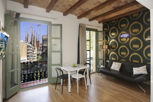 Junior Room | Living area | Flat-screen TV - Boutique Hostemplo Sagrada Familia (Barcelona)