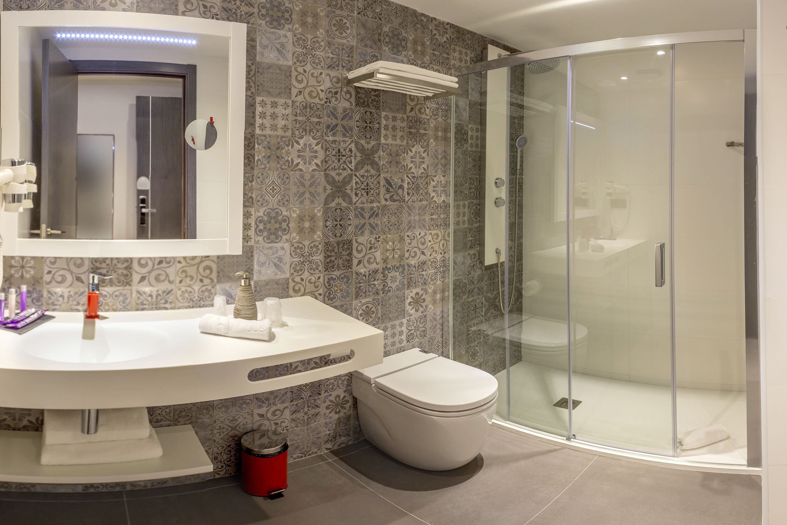 shower, free toiletries, hair dryer, towels