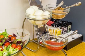 Bữa sáng buffet hàng ngày với phụ phí nhỏ 