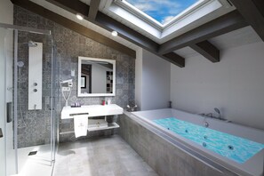 Quarto casal luxo, banheira de imersão | Banheiro | Chuveiro, produtos de toalete grátis, secador de cabelo 