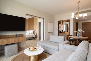 Suite First Floor Sea View | Salle de séjour | Téléviseur à écran plat de 40 po avec télévision par satellite