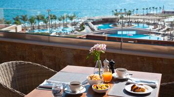 Free daily buffet breakfast