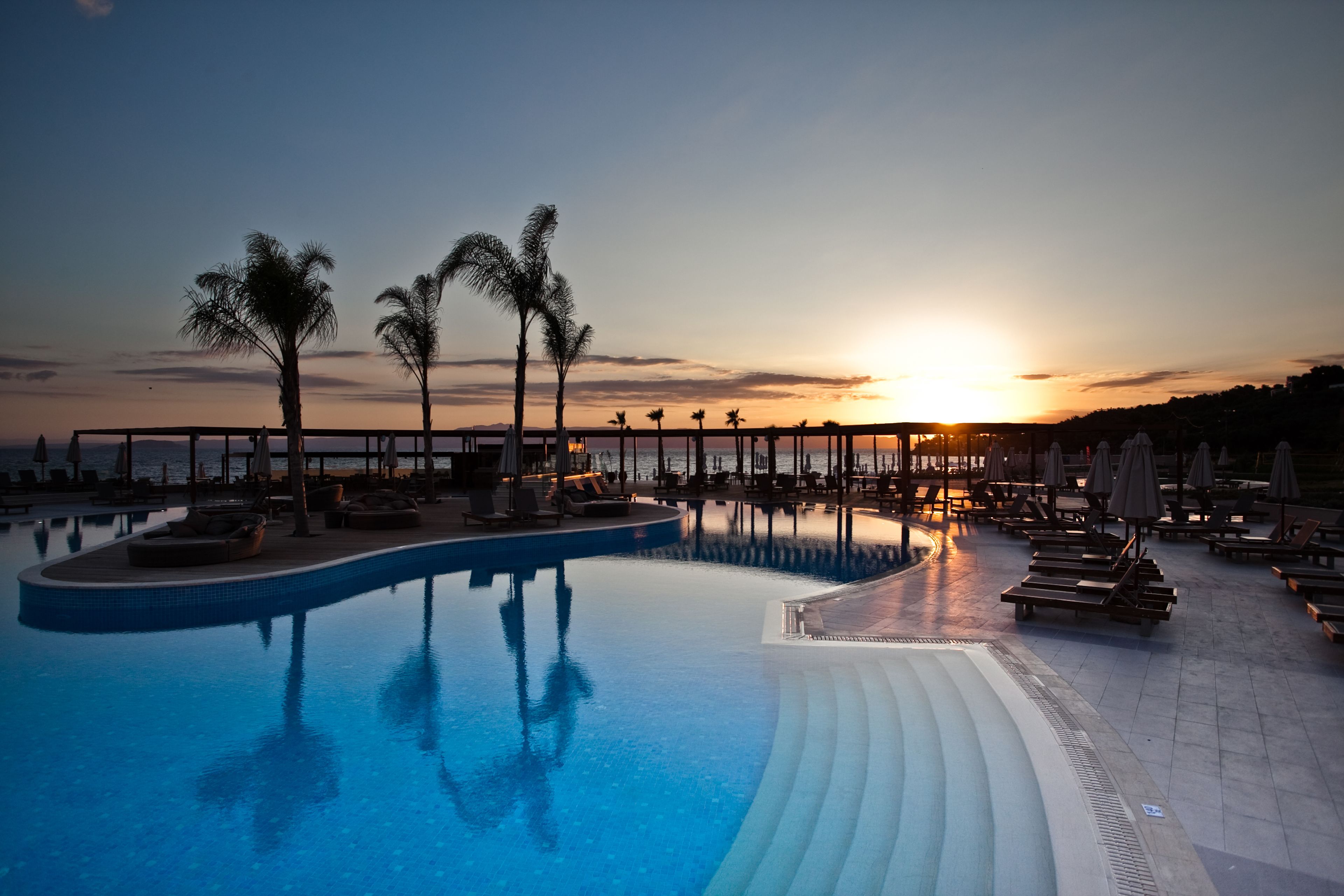 3 outdoor pools, pool umbrellas, pool loungers