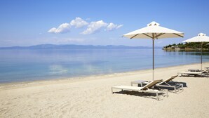 A beach with white umbrellas and sun loungers. - Miraggio Thermal Spa Resort (Kassandra)