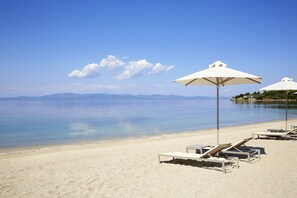 On the beach, beach cabanas, sun-loungers, beach umbrellas - Miraggio Thermal Spa Resort (Kassandra)