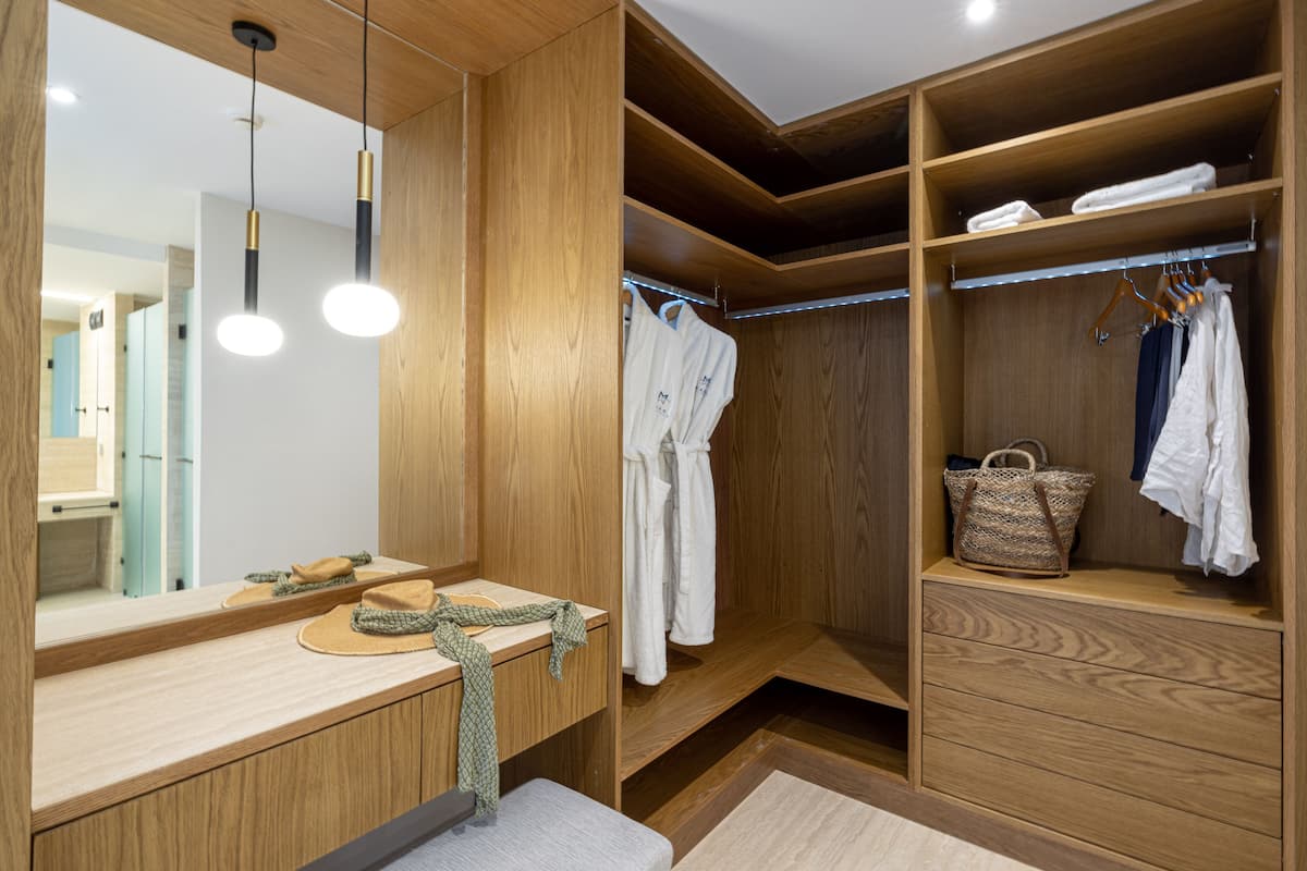 Ein modernes Badezimmer mit einem Holzlagerfläschchen, einem Spiegel und einem Handtuchhalter.
