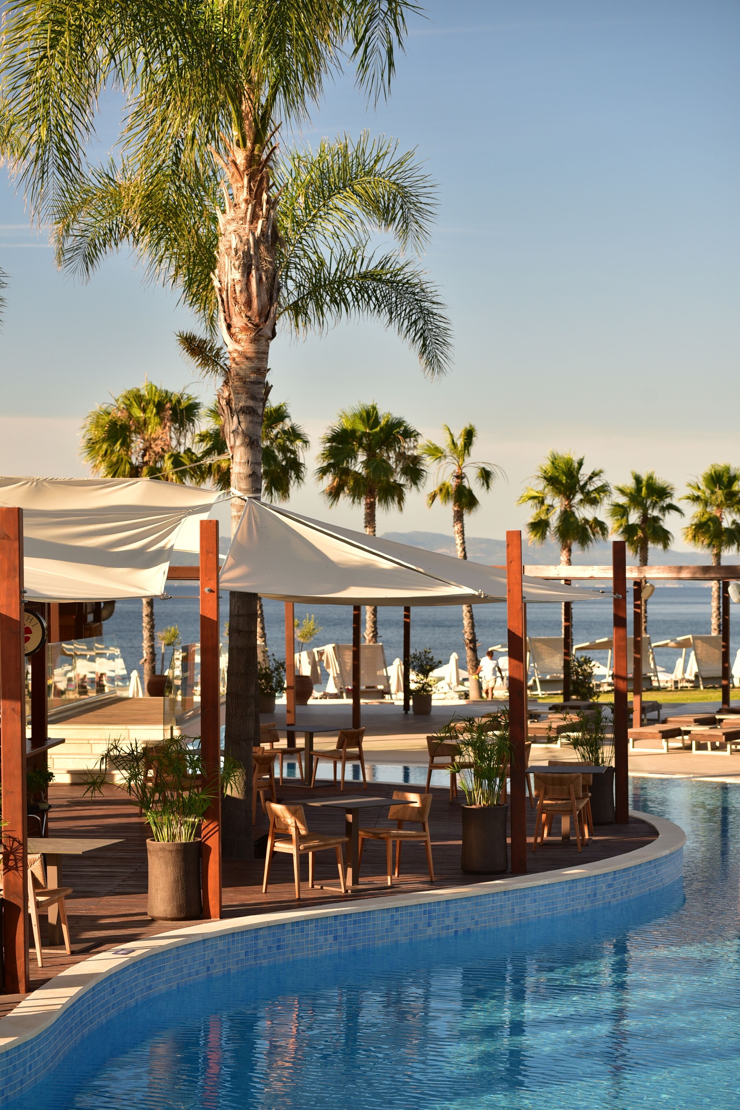 3 hồ bơi ngoài trời, dù/ô trên bãi biển/hồ bơi, ghế dài tắm nắng 