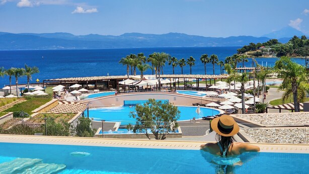 A pool area with a view of the ocean and mountains. - Miraggio Thermal Spa Resort (Kassandra)