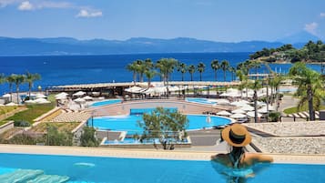 3 outdoor pools, pool umbrellas, pool loungers