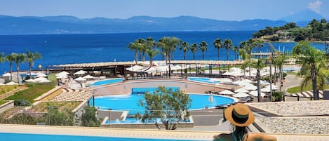 3 piscines extérieures, parasols de plage, chaises longues