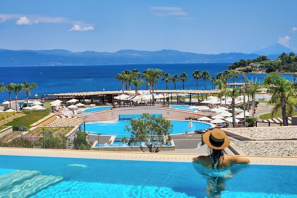 3 outdoor pools, pool umbrellas, sun loungers