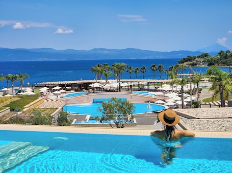 3 outdoor pools, pool umbrellas, pool loungers. Miraggio Thermal Spa Resort