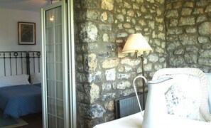 Special Double  Room | Caja fuerte, decoración individual, wifi gratis y ropa de cama