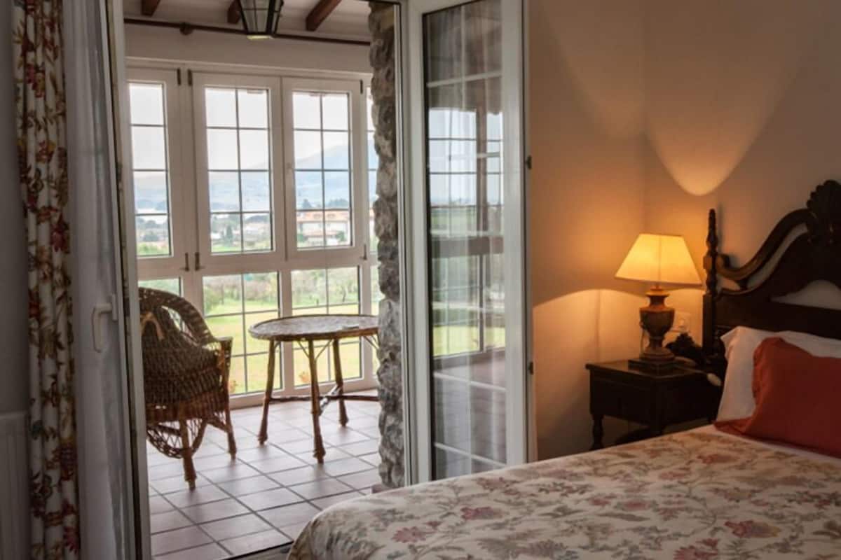 special double  room | in-room safe, individually decorated, free wifi, bed sheets