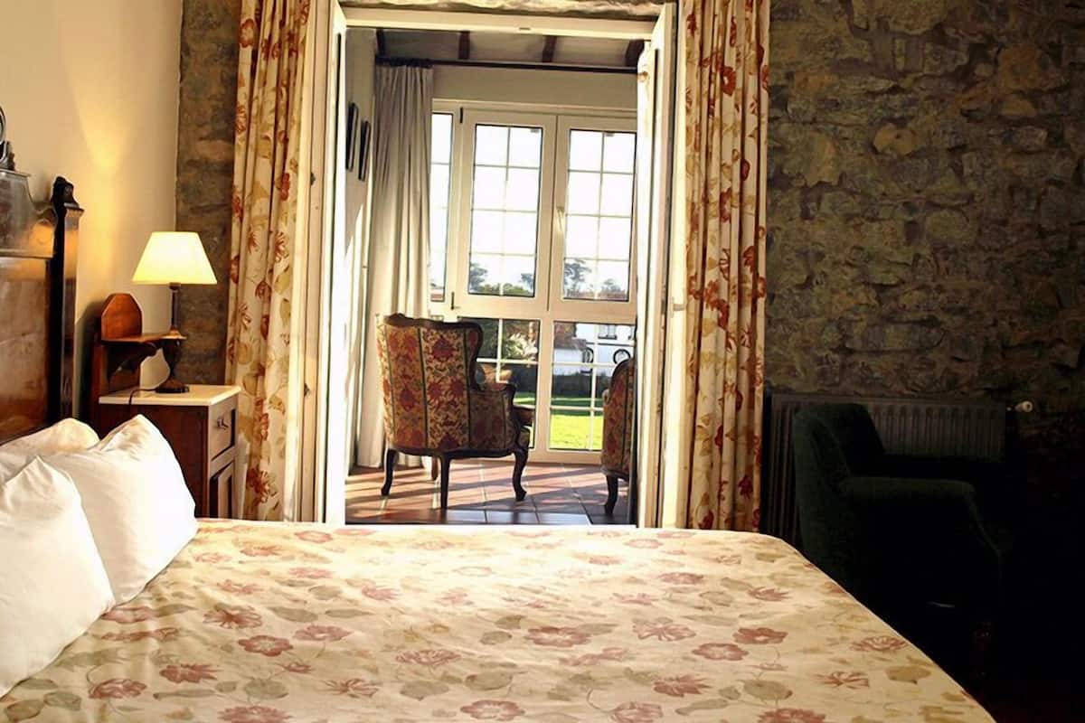 special double  room | in-room safe, individually decorated, free wifi, bed sheets