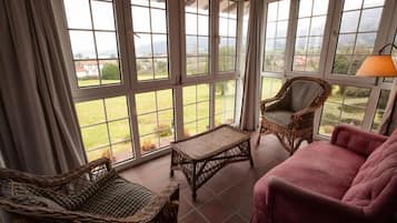 Special Double Room | Zona de estar | Una televisión de pantalla plana