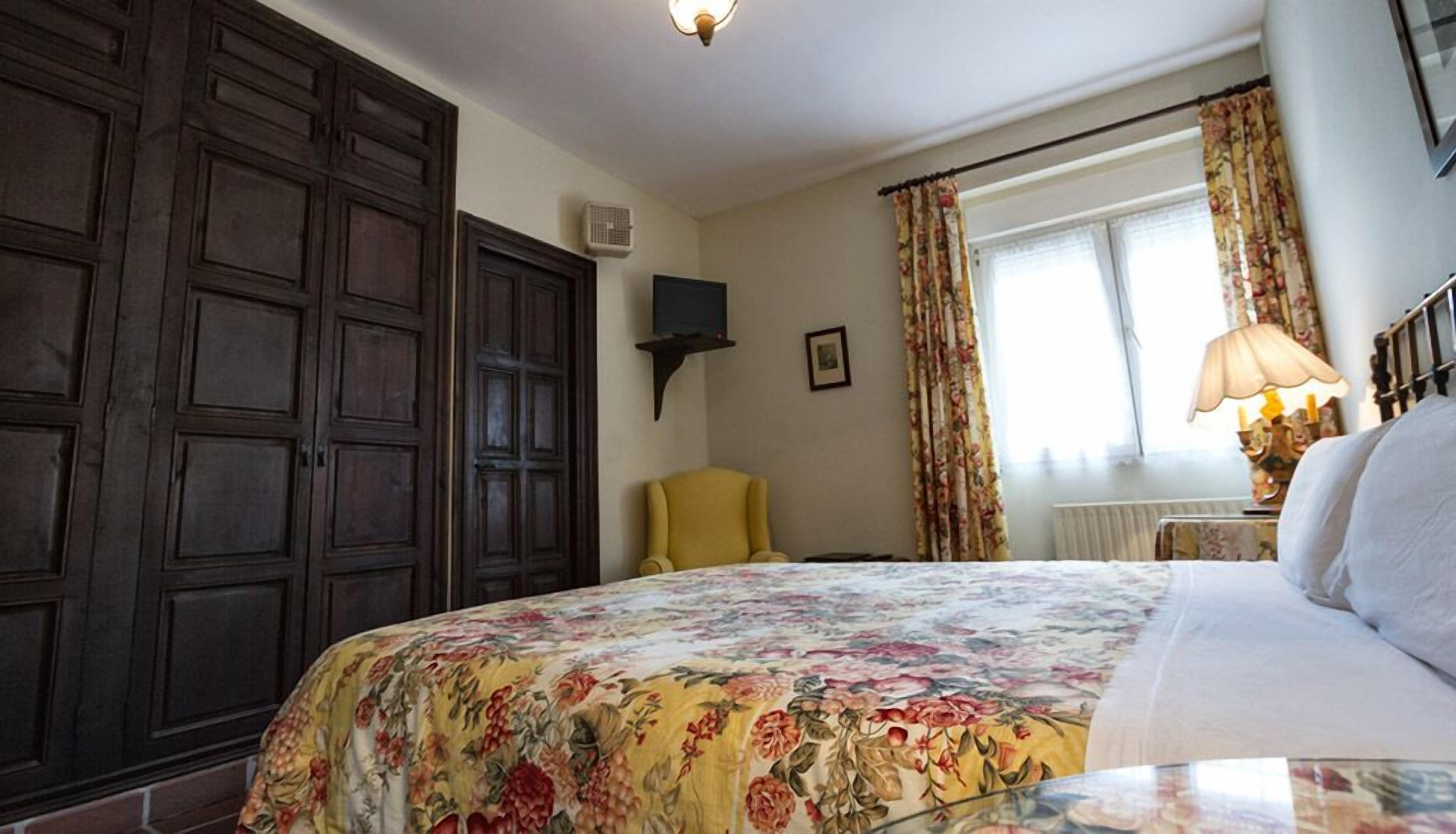 double room | in-room safe, individually decorated, free wifi, bed sheets