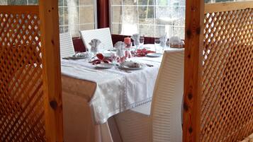 Breakfast, lunch, dinner served; international cuisine