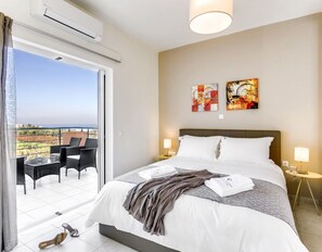 Premium bedding, in-room safe, iron/ironing board, free cots/infant beds - Cyan Icons Villas (Apokoronas)