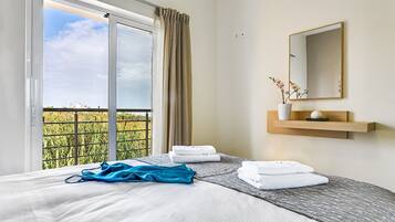 Premium bedding, in-room safe, iron/ironing board