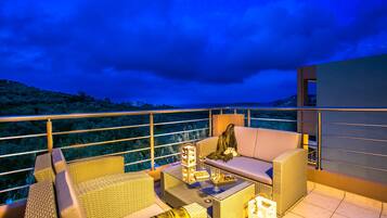 Premium bedding, in-room safe, iron/ironing board