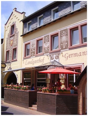 En byggnad med en skylt som visar texten ”Landgasthof” och ”Tyskland”, vilket indikerar att det är en restaurang eller ett värdshus.