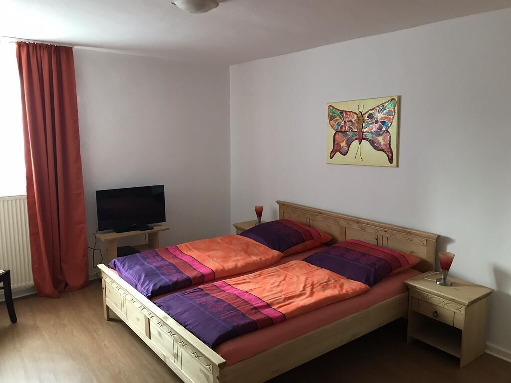 standard double room | in-room safe, individually decorated, bed sheets